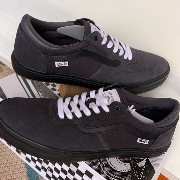 Vans Men’s Gilbert Crockett Dark Navy
VN0ASIFDNV
Sneakers - Picture 7 of 16